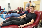 <p>od prawej 1/ Adrian Grzywna 2/ Mateusz Grzywny  3/Hubert Maculewicz  3PMt Krwiodawcy oddawali honorowo krew  w Rejonowym Centrum Krwiodawstwa i Krwiolecznictwa w Chełmie
																																																																																			</p>