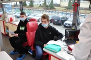 <p>od lewej  1/ Hubert Krzos 4KE 2/ Mateusz Kaczmarek 4KE
Krwiodawcy oddawali honorowo krew  w mobilnym  i nowoczesnym krwiobusie
																																																</p>