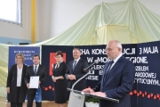 <h5>Mariusz Śliwa otrzymuje dyplom na gali laureatów</h5>