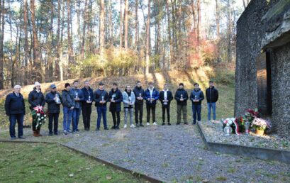 Mło­dzież z ZST w Cheł­mie kul­ty­wu­je pamięć o jeń­cach wojennych